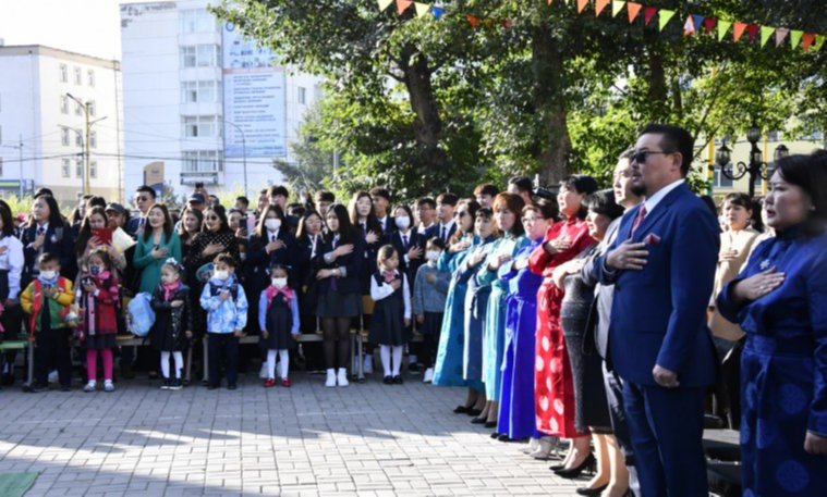 Төрийн гурван өндөрлөг хичээлийн шинэ жилийн нээлтэд оролцов